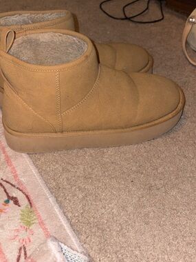 American Eagle Outfitters Tan Boots (uggs)